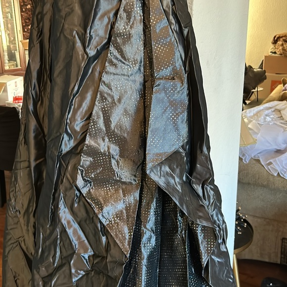 Beautiful greyish black dress. It is a stunner! Needs to be dry cleaned - Picture 4 of 6